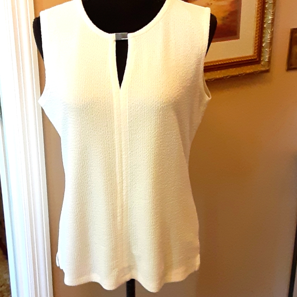 Calvin Klein white sleeveless textured top  modified Vneck Stretch Small EUC…